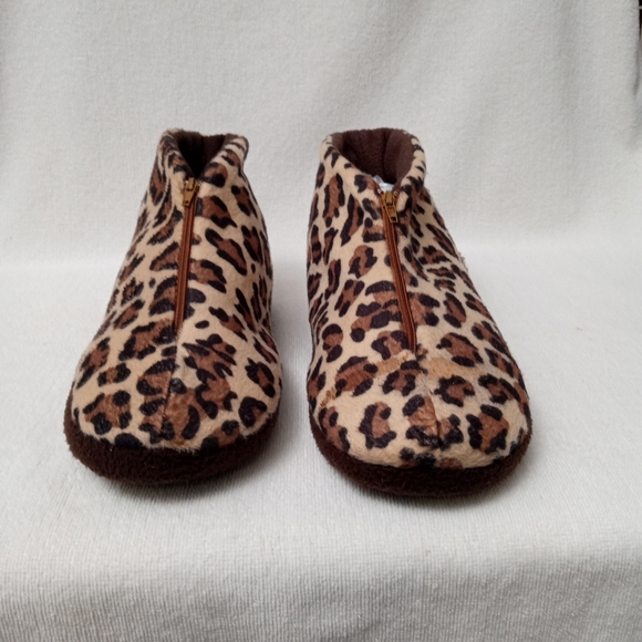 Leopard pattern front zip up house slipper. - Picture 4 of 6